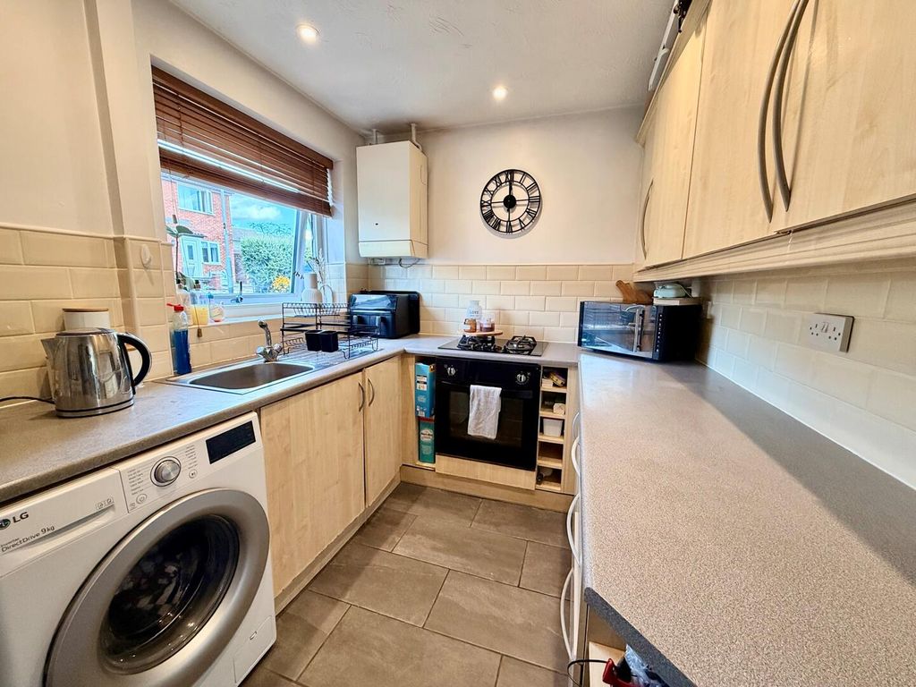 Property photo 3 of 10 Kitchen