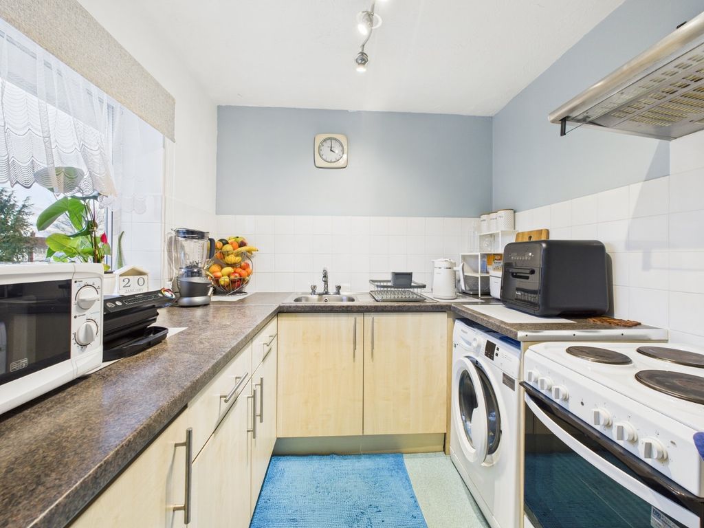 Property photo 3 of 7 Kitchen