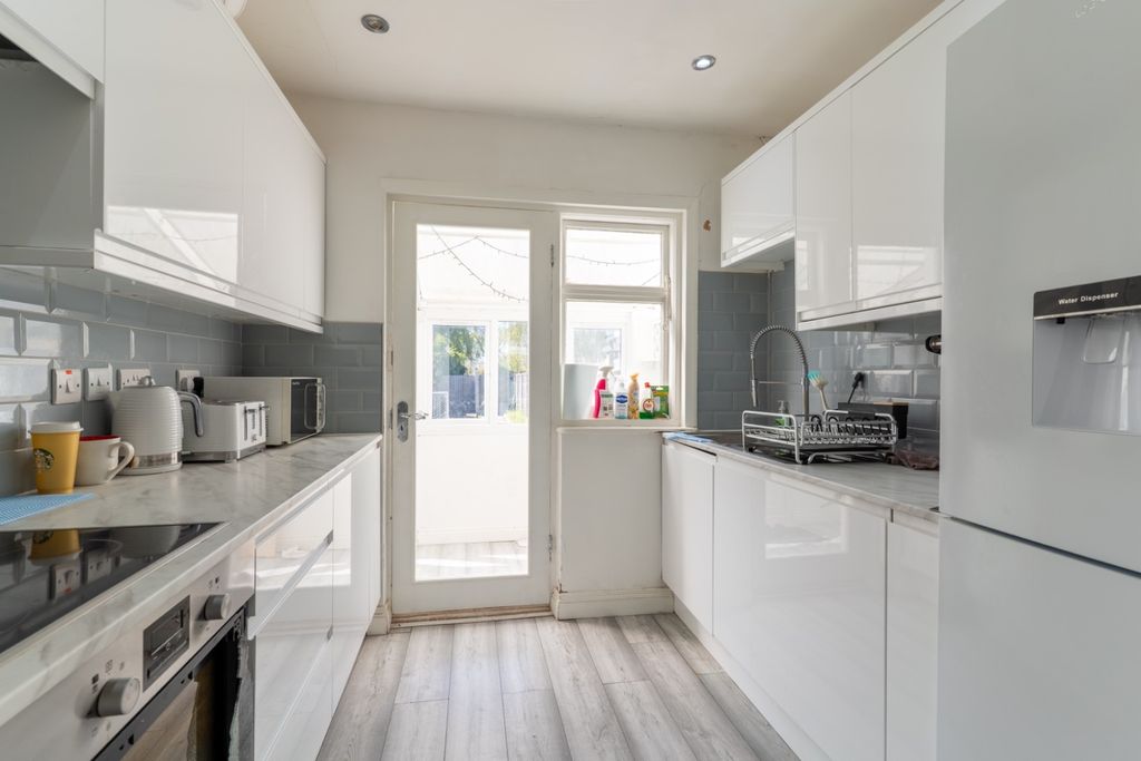 Property photo 2 of 21 3939852