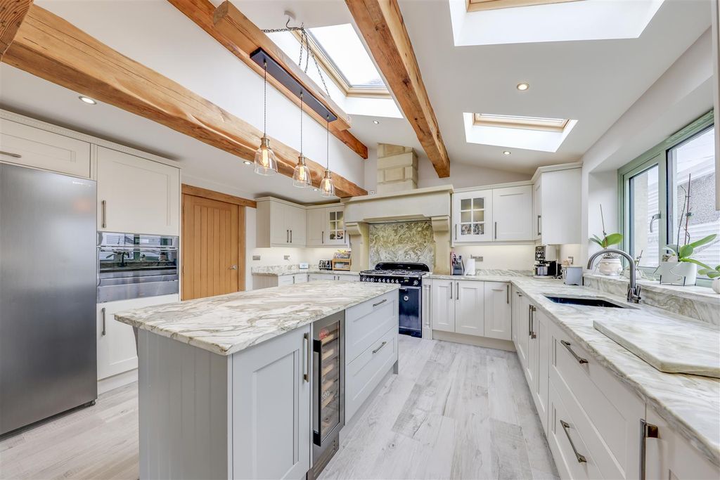 Property photo 2 of 30 Stunning Kitchen / Dining