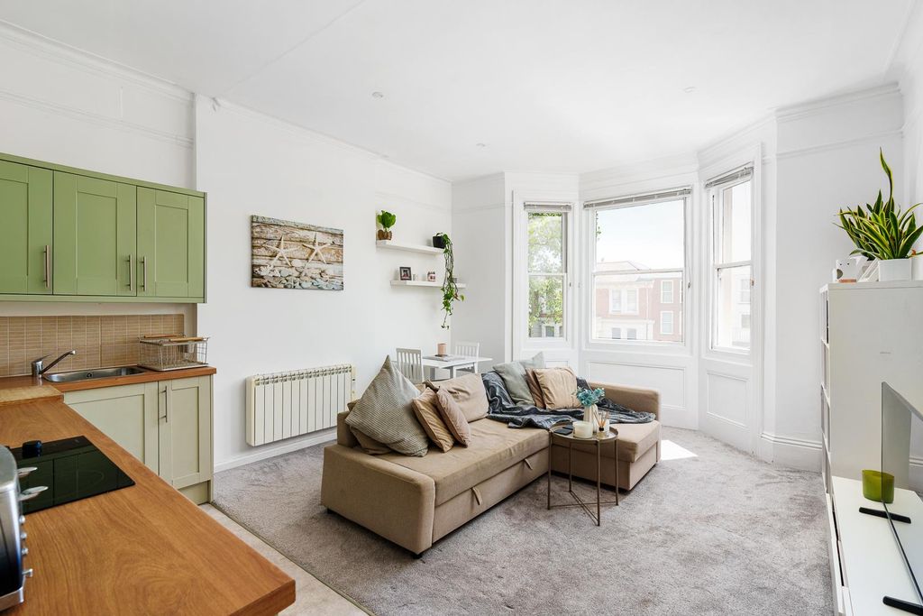 Property photo 3 of 17 Flat 5, 38 Shelley Road-8.Jpg