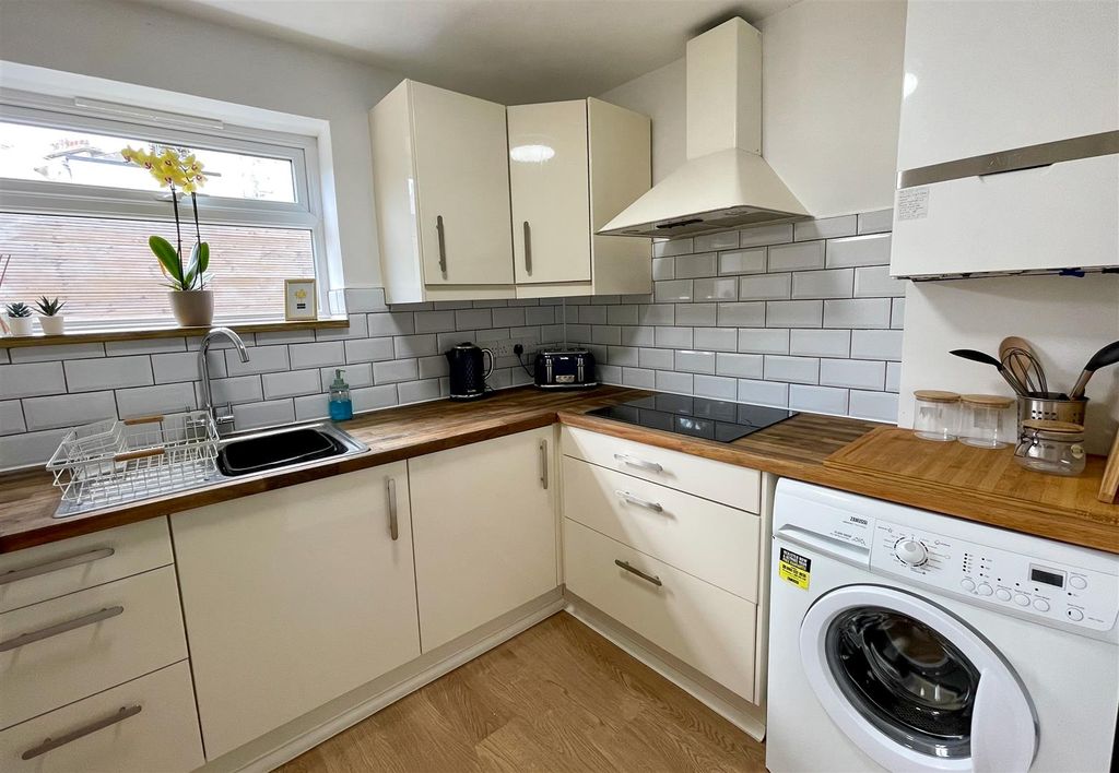 Property photo 3 of 7 Kitchen