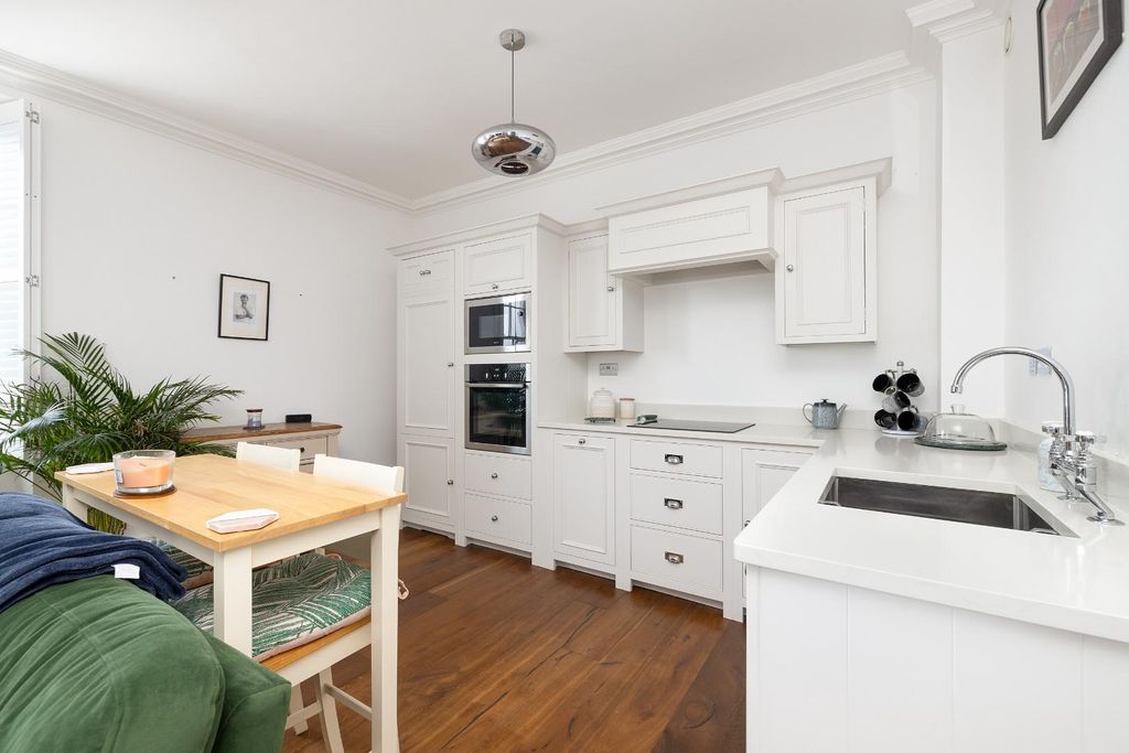 Property photo 3 of 14 Redcliffe Parade West3.Jpg