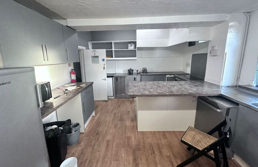 Property photo 2 of 32