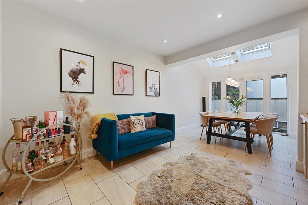 Property photo 2 of 27 Crw - Patronica - Diner3 (1).Jpg