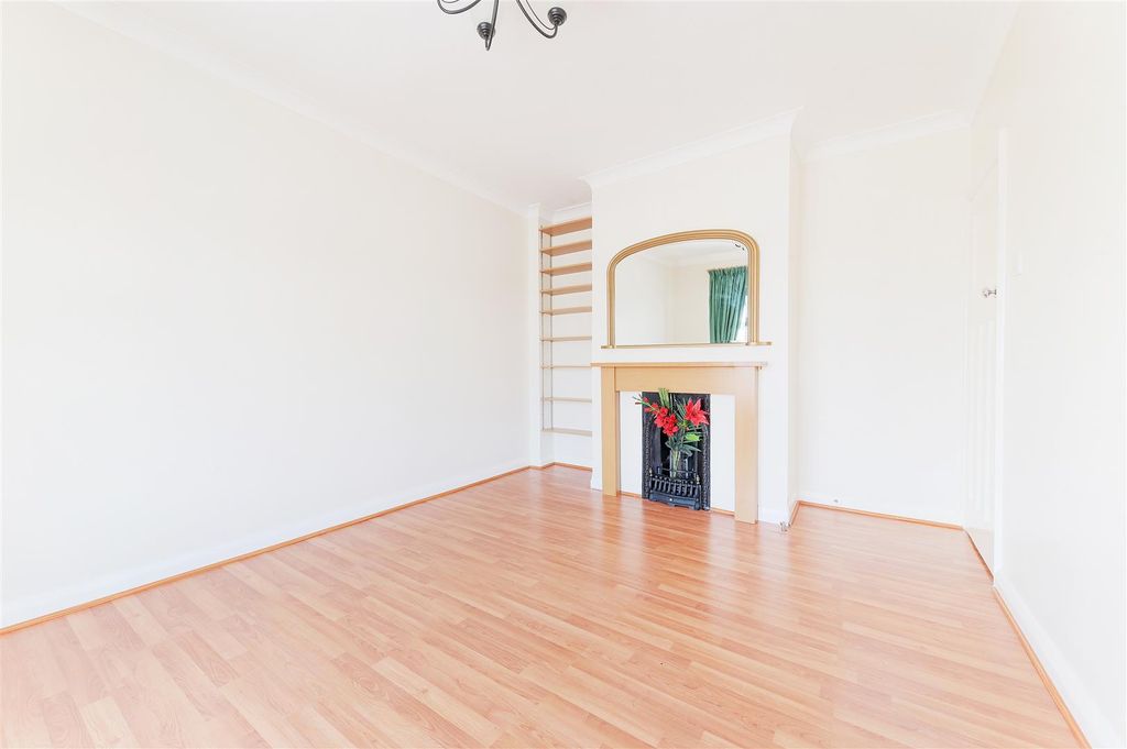 Property photo 2 of 13 London Road, Cheam 2.Jpg