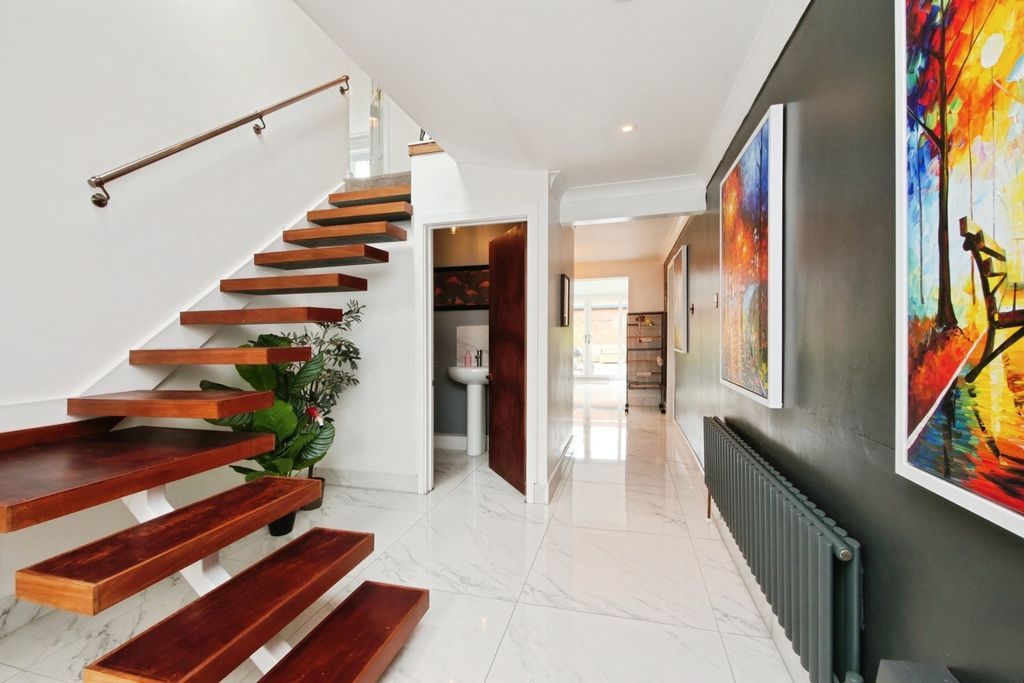 Property photo 2 of 18 Hallway