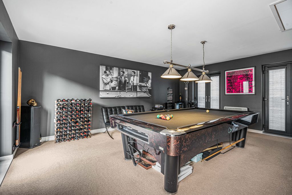 Property photo 2 of 19 Garage Room