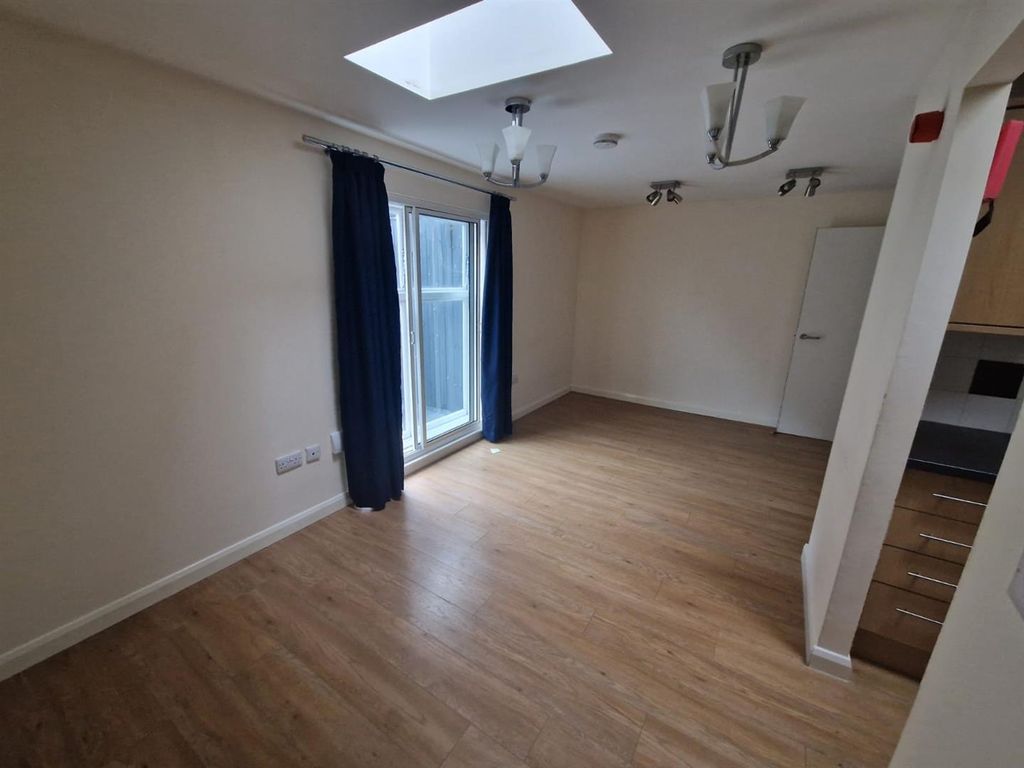 Property photo 2 of 6 1A7F98B4-d0c5-4E34-9895-6A1Fae9617A3.Jpg