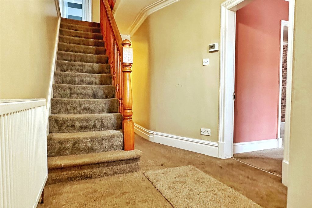 Property photo 2 of 32 Entrance Hall