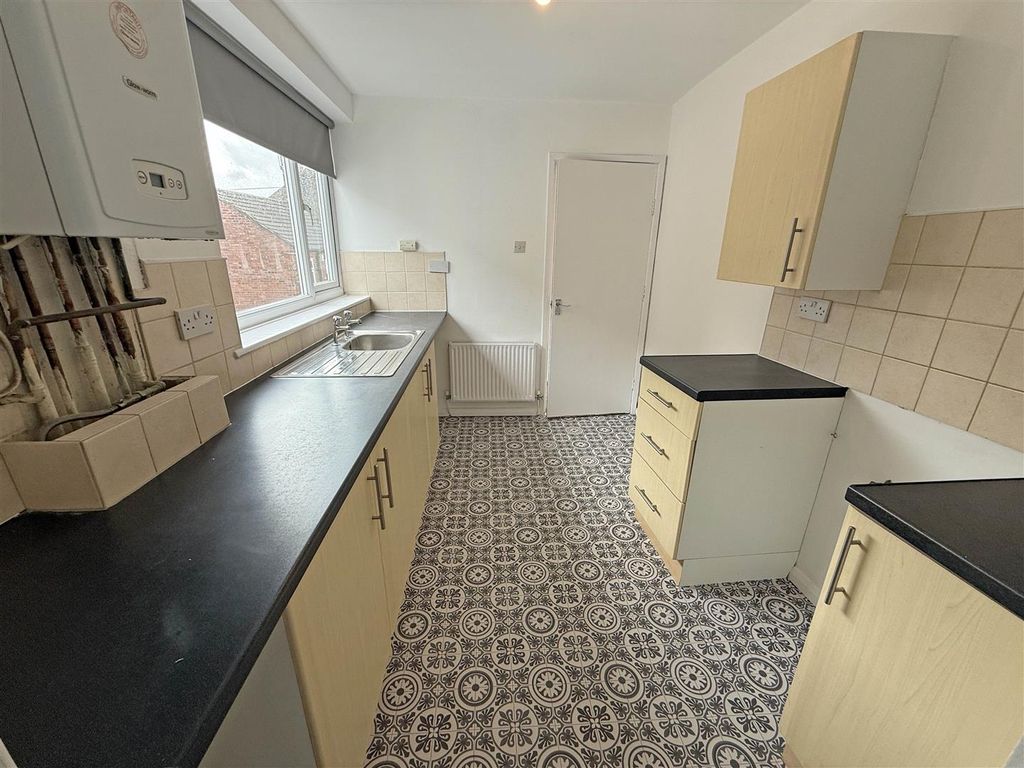 Property photo 3 of 9 Kitchen.Jpg