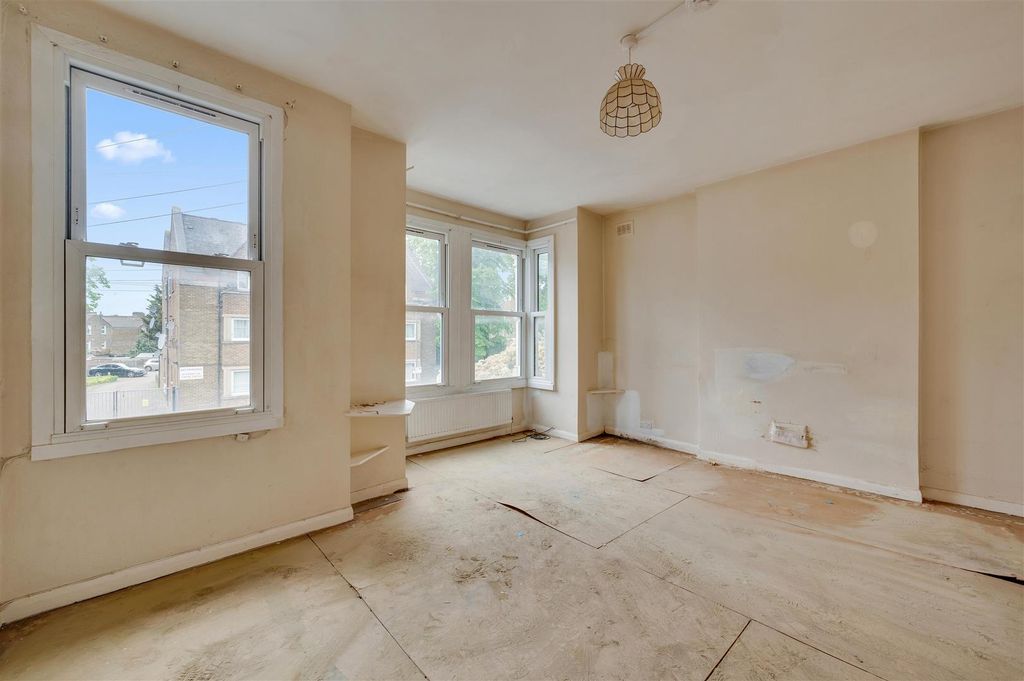 Property photo 3 of 10 Daniels_Bramshill Road, London Nw10_003.Jpg