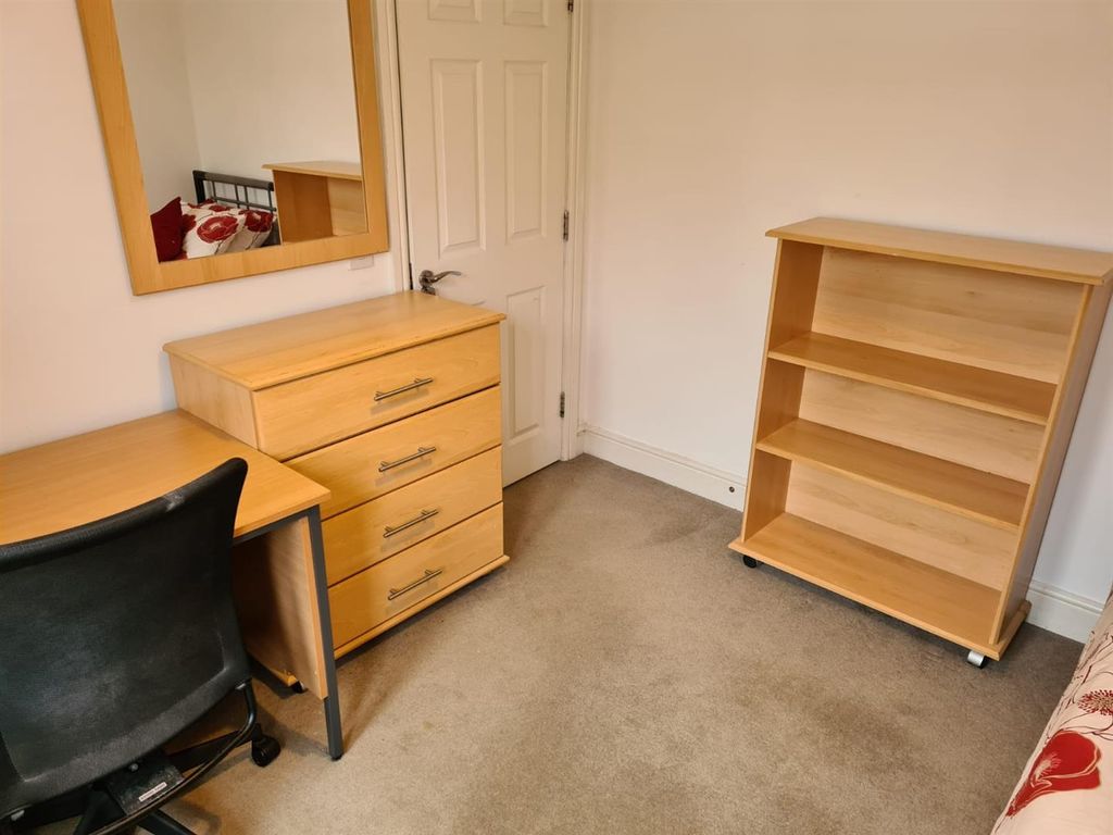 Property photo 1 of 14 Bedroom 2A - Flat 2, 43 Mill Road.Jpg