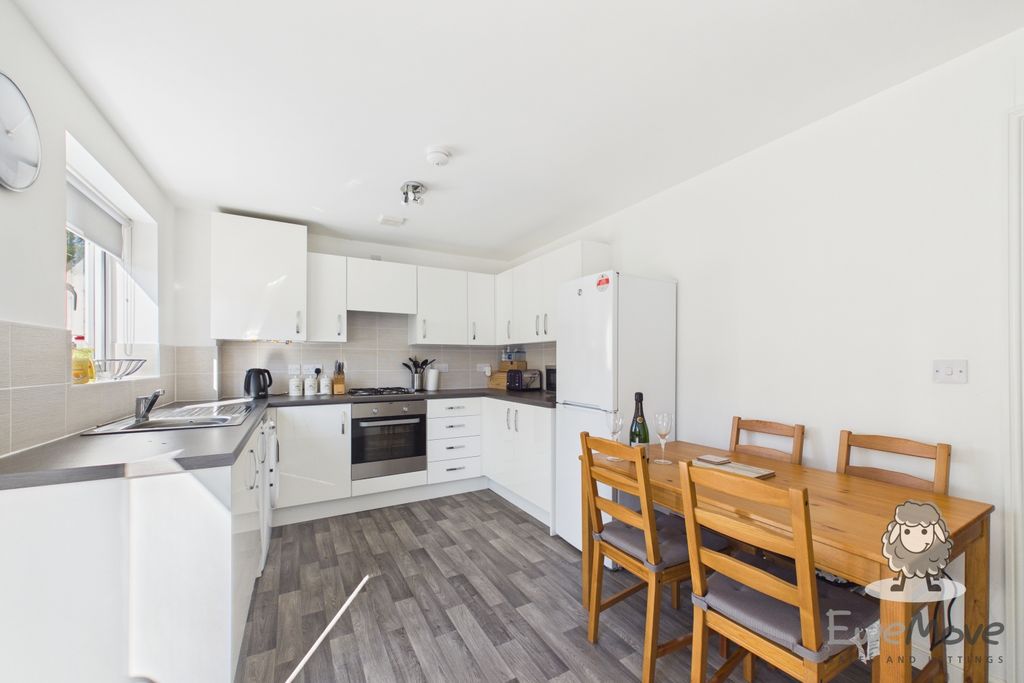 Property photo 3 of 10 4 (9)