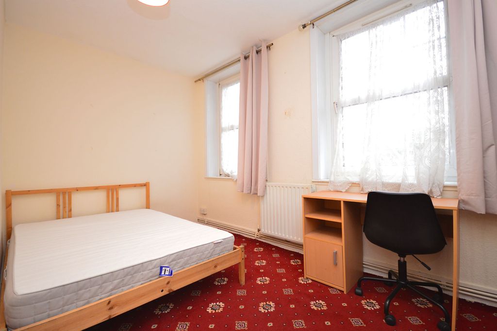 Property photo 1 of 5 Double Bedroom To Rent In Shared Flat