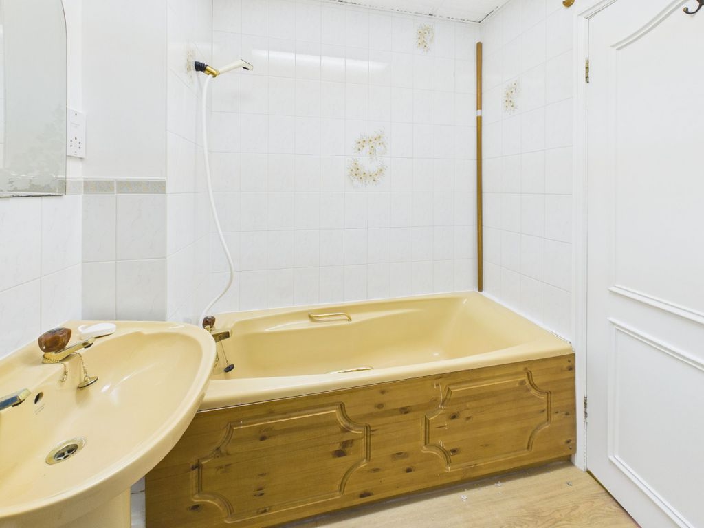 Additional image 19 of 3 bed flat for saleRedcliffe Court, Marine Drive, Preston TQ3