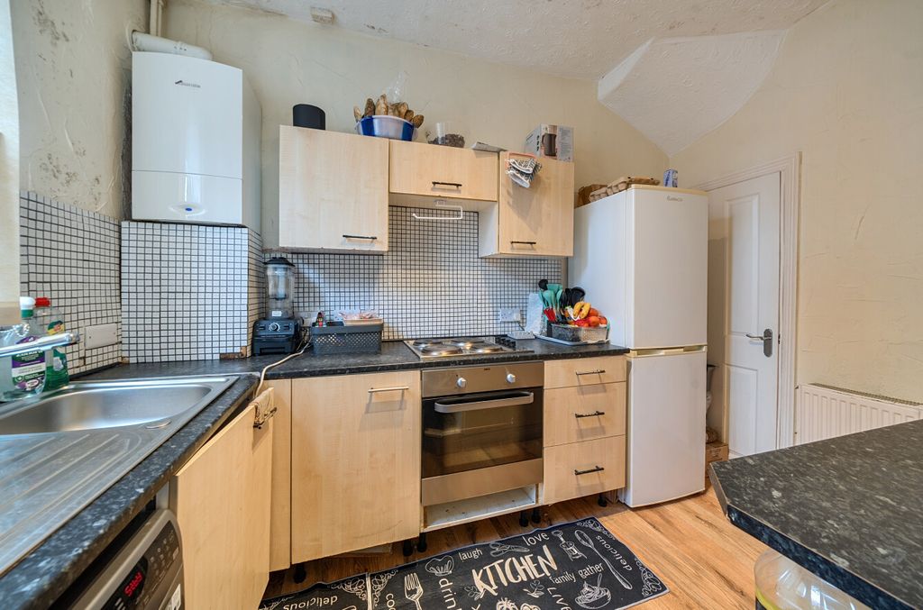 Property photo 2 of 11 Kitchen