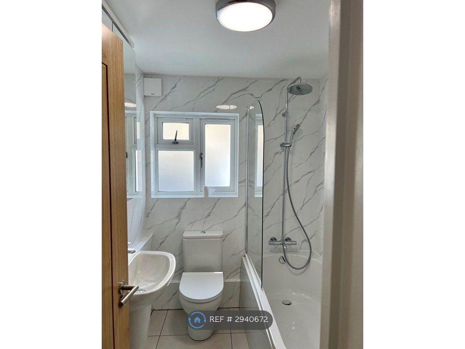 Property photo 3 of 9 Bathroom