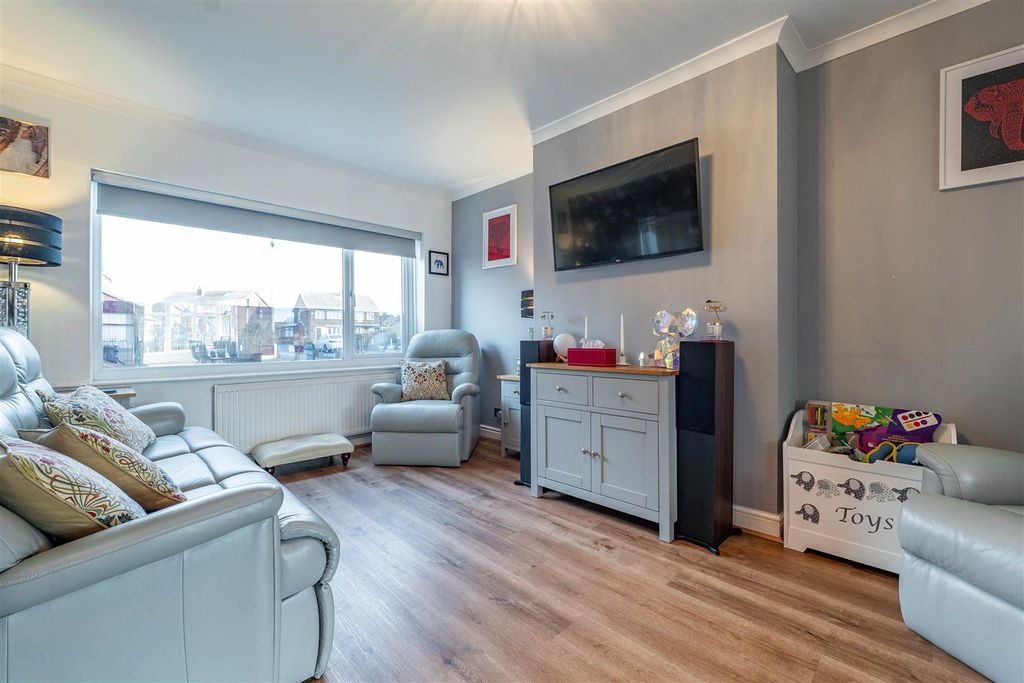 Property photo 2 of 23 Lounge