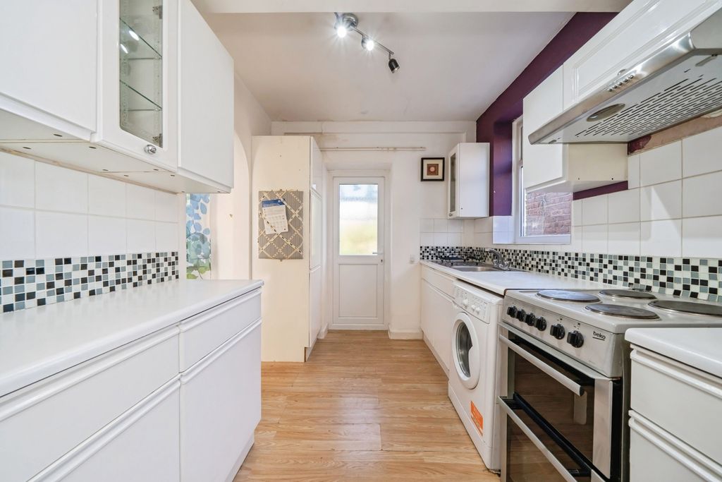 Property photo 2 of 11 Kitchen