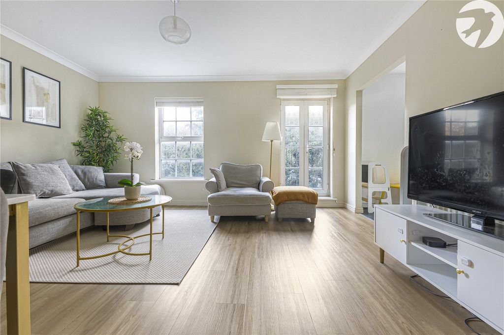 Property photo 3 of 18 Lounge/Dining