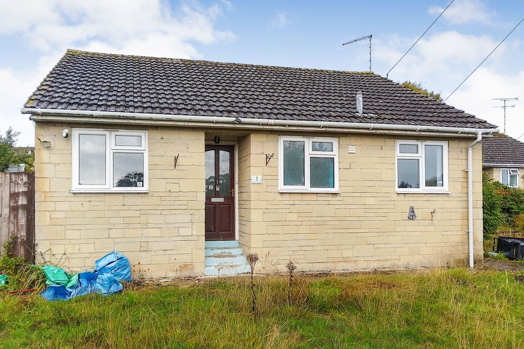 Property photo 1 of 15 1 Kembles Close, Malmesbury, Wiltshire, Sn16 9Nu