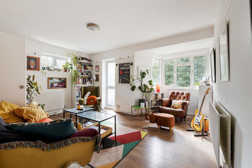 Property photo 2 of 21 Chingford Road, E17