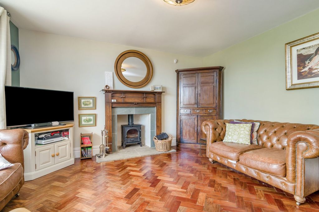 Property photo 2 of 34
