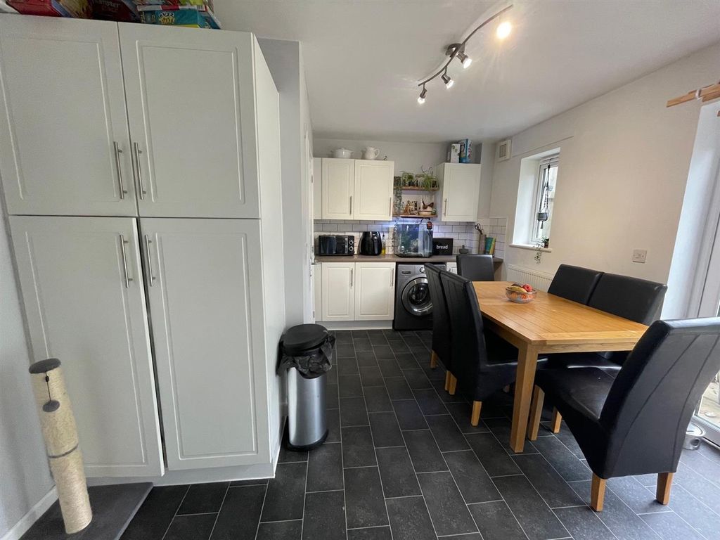 Property photo 3 of 17 Kitchen 2.Jpg