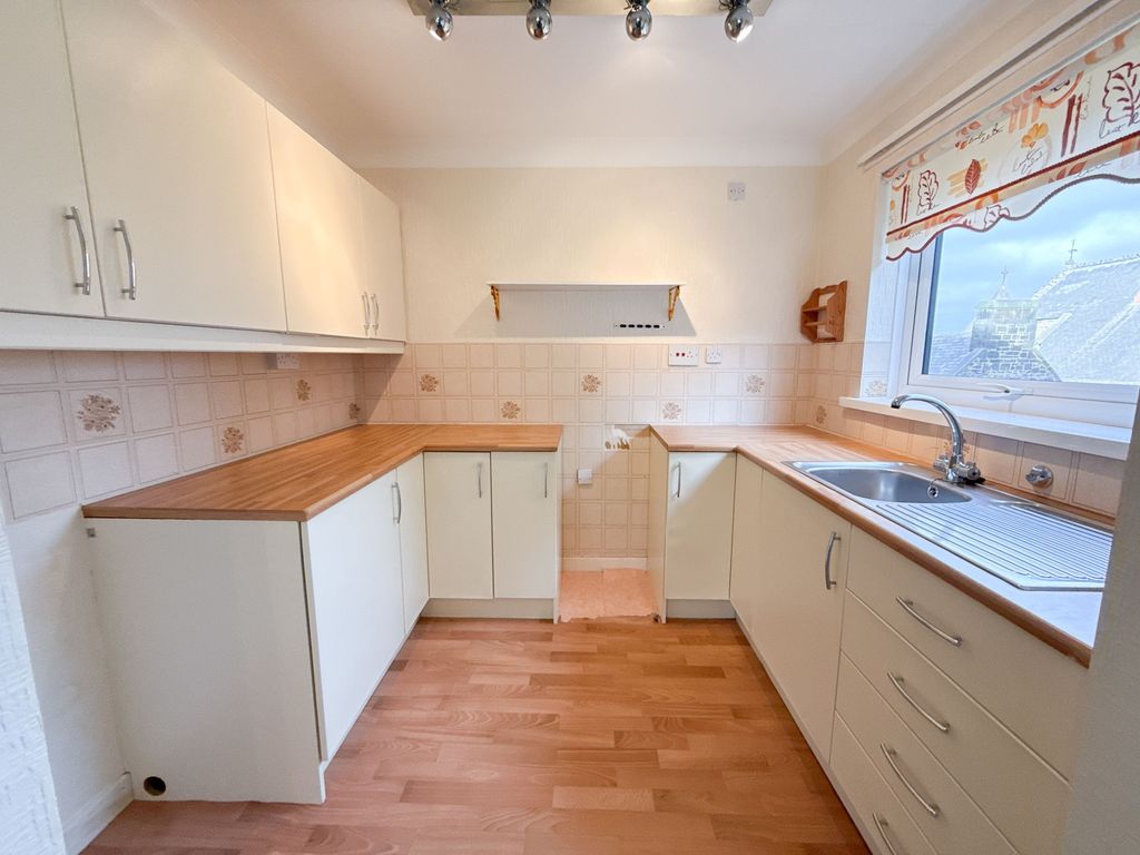 Property photo 3 of 11 Kitchen