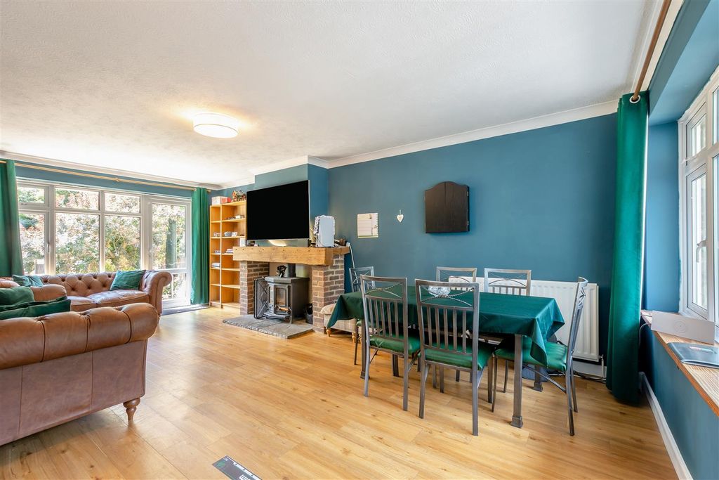 Property photo 1 of 33 Lounge