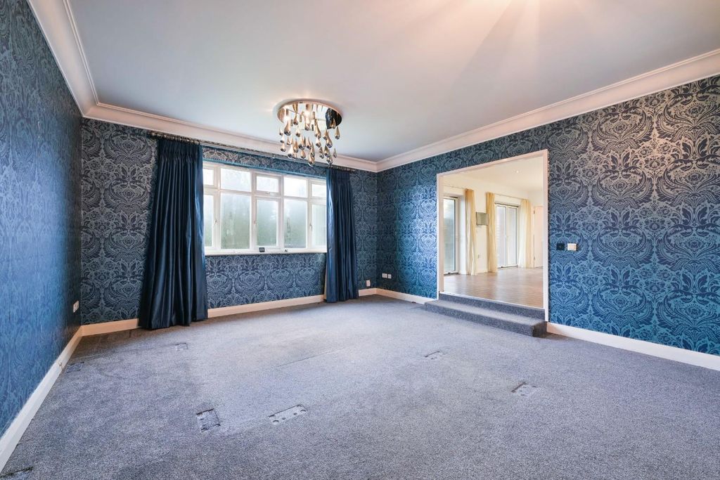 Property photo 2 of 26 Roundwood Way