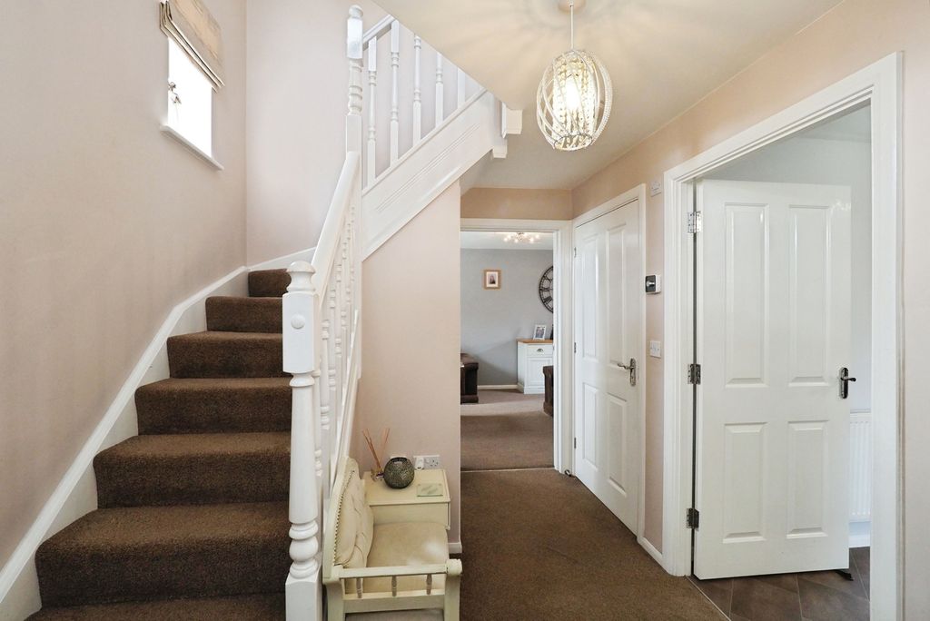 Property photo 2 of 17 Entrance Hallway