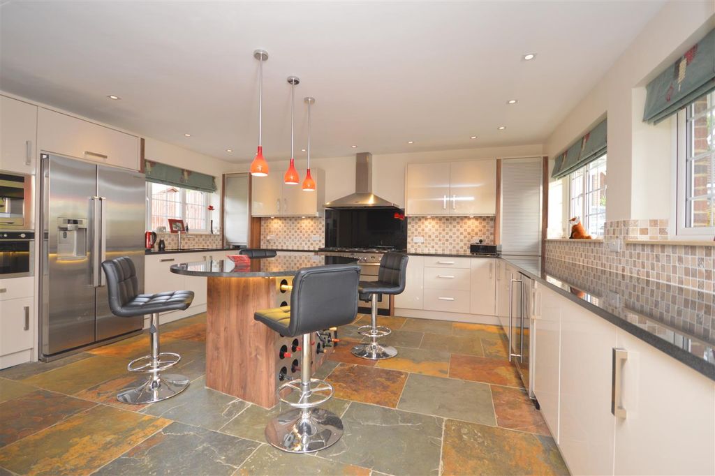 Property photo 2 of 20 Kitchen/Breakfast Room