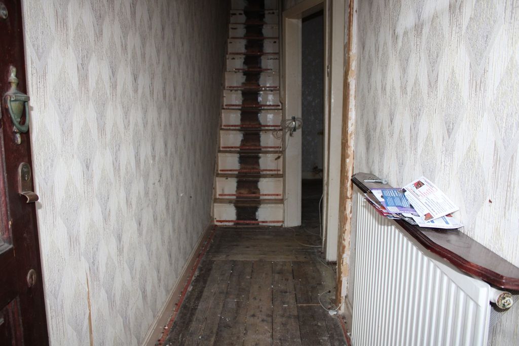 Property photo 2 of 10 Hall