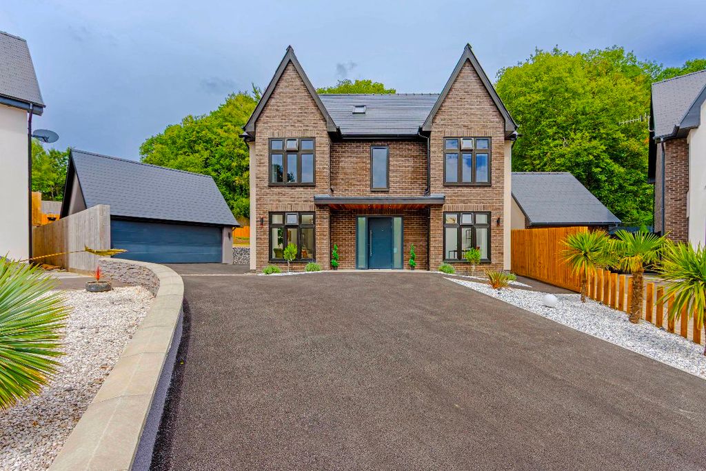 Property photo 2 of 118