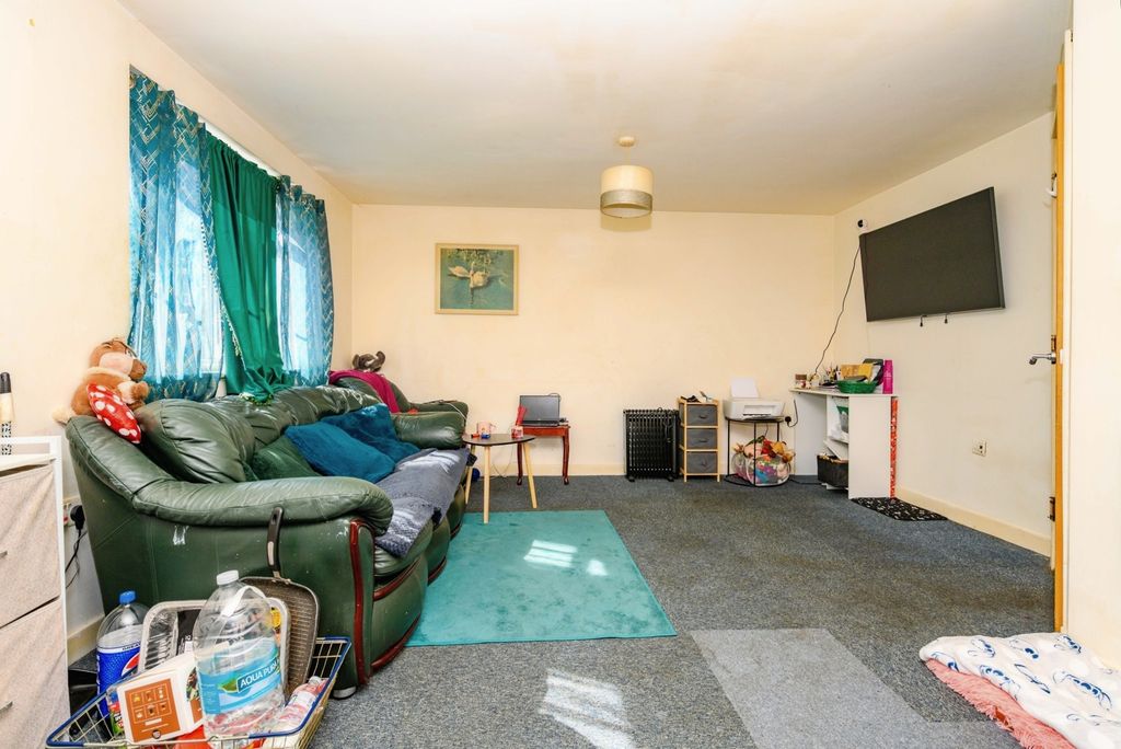 Property photo 2 of 11 Lounge