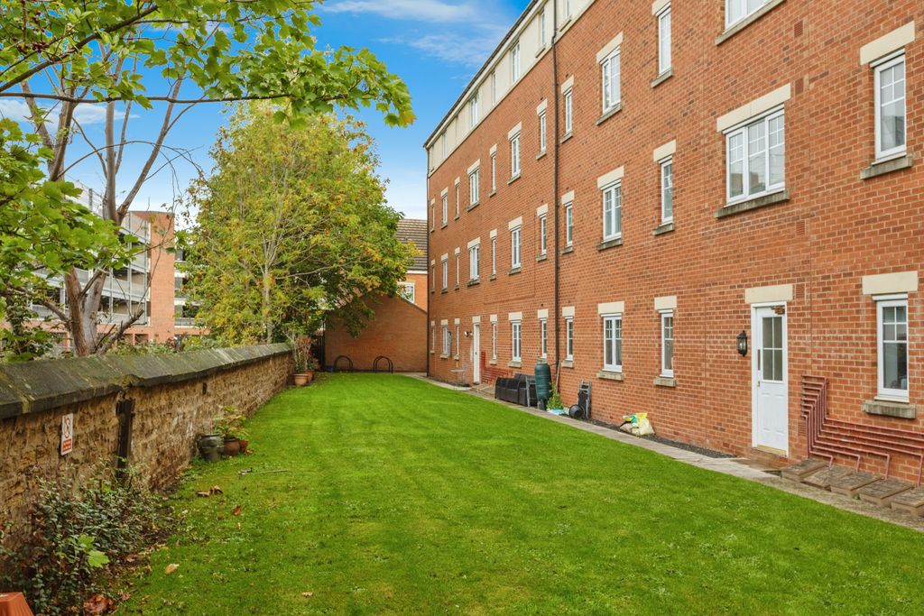 Property photo 2 of 15 Communal Gardens