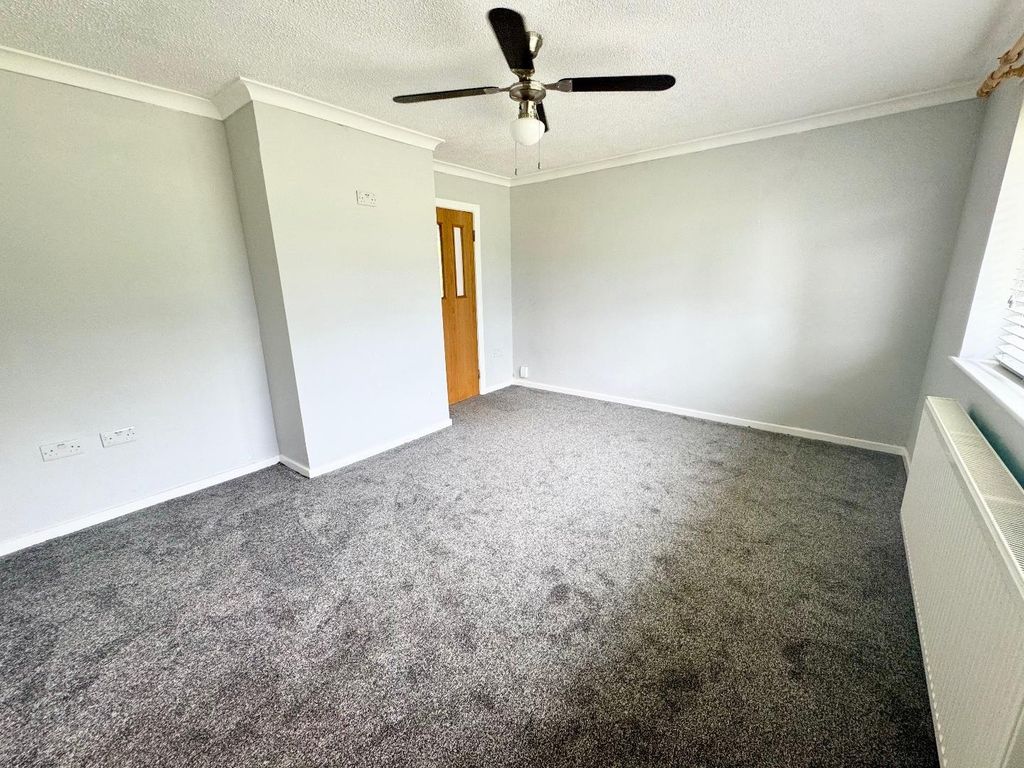 Property photo 3 of 12 Lounge