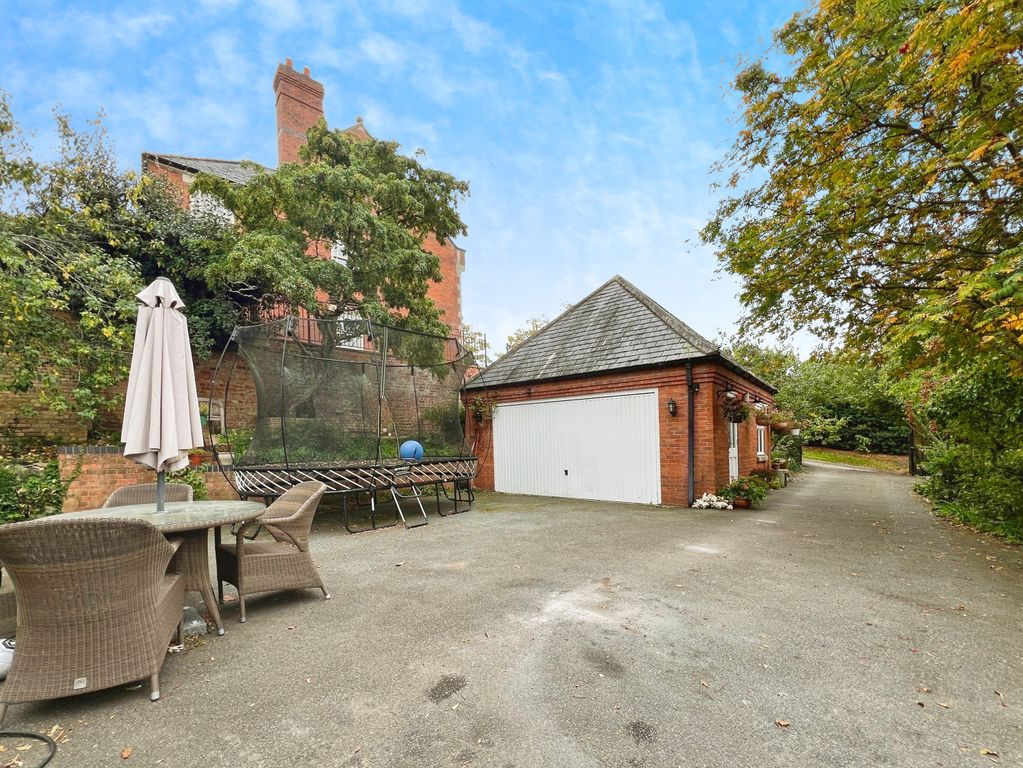 Property photo 3 of 27