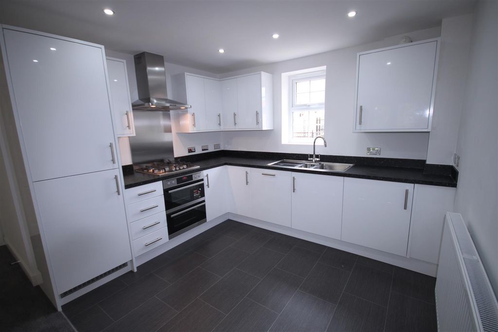 Property photo 2 of 9 Kitchen