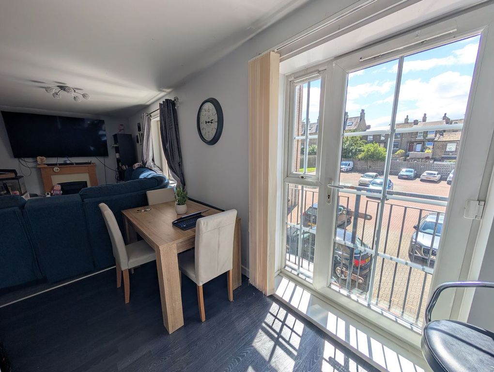 2 bed flat for saleDock Lane, Shipley BD17 photo 4