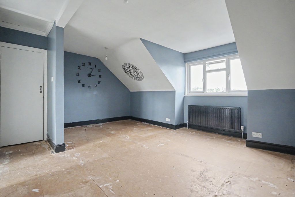 Property photo 2 of 8 3C Larden Road, Acton, London W3 7st