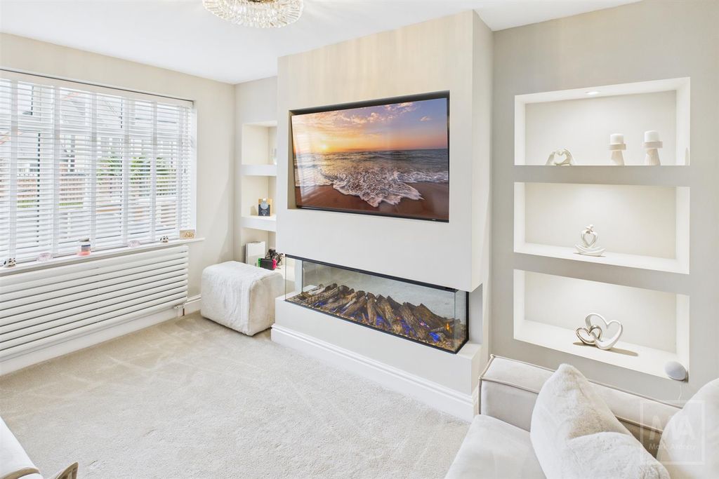 Property photo 2 of 15 Lounge