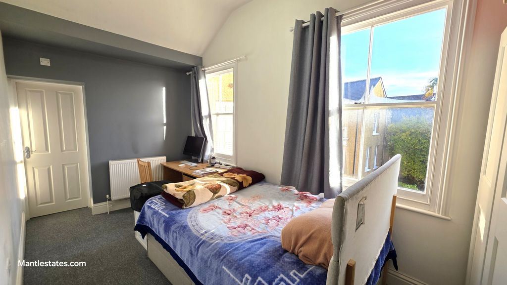 Property photo 1 of 12 1 Bed Flat For Sale St. Marthas Court, Wood Street, High Barnet En5