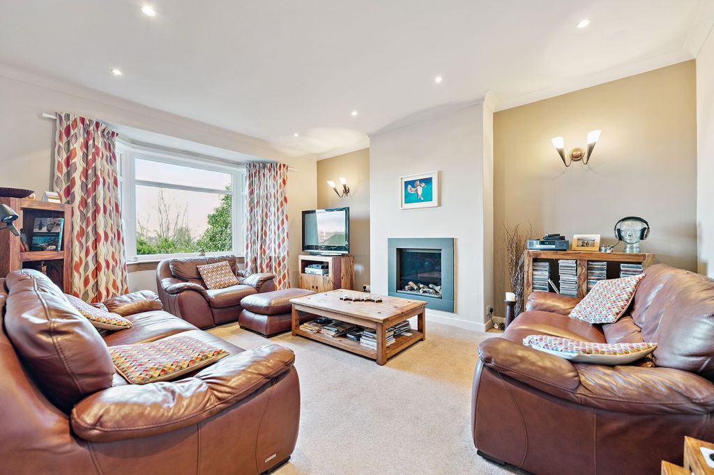 Property photo 2 of 40