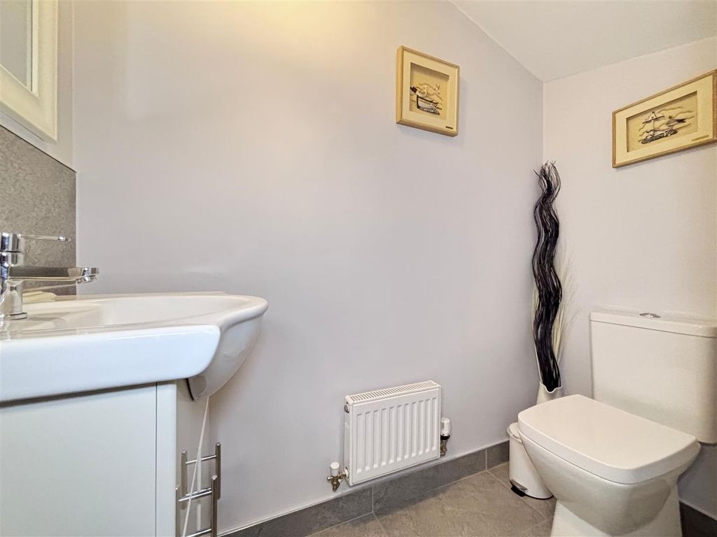 Property photo 2 of 15 Cloakroom.Jpg
