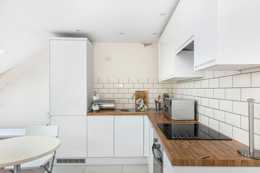 Property photo 3 of 8 Kitchen