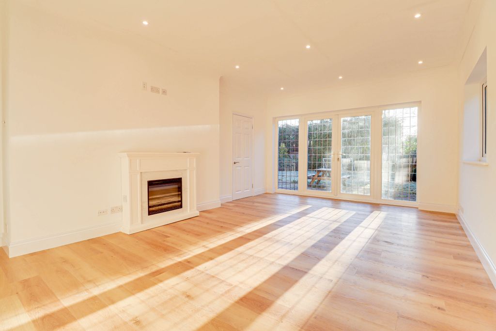 Property photo 2 of 19 Img1882Img1884