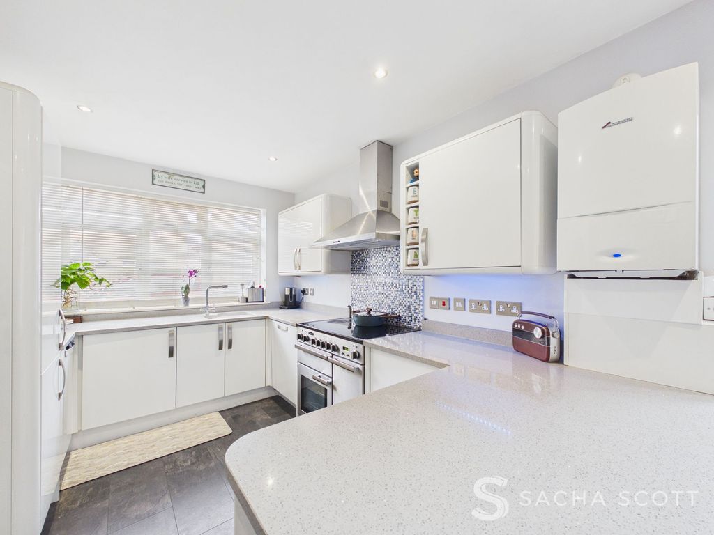 Property photo 3 of 37 Kitchen / Breakfast Room